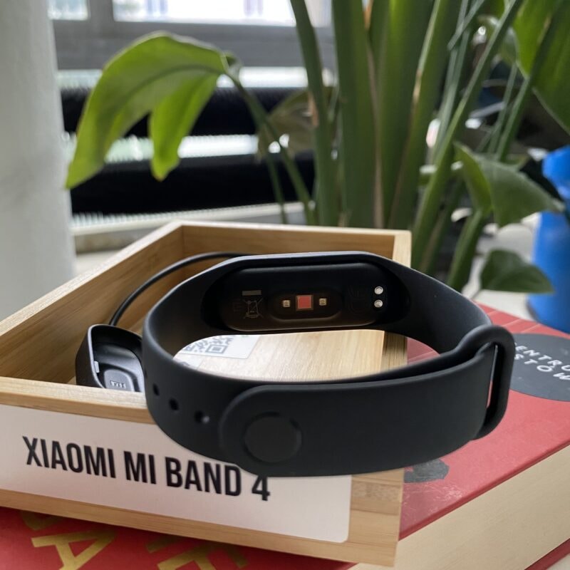 Inteligentna opaska smartband Xiaomi Mi Band 4